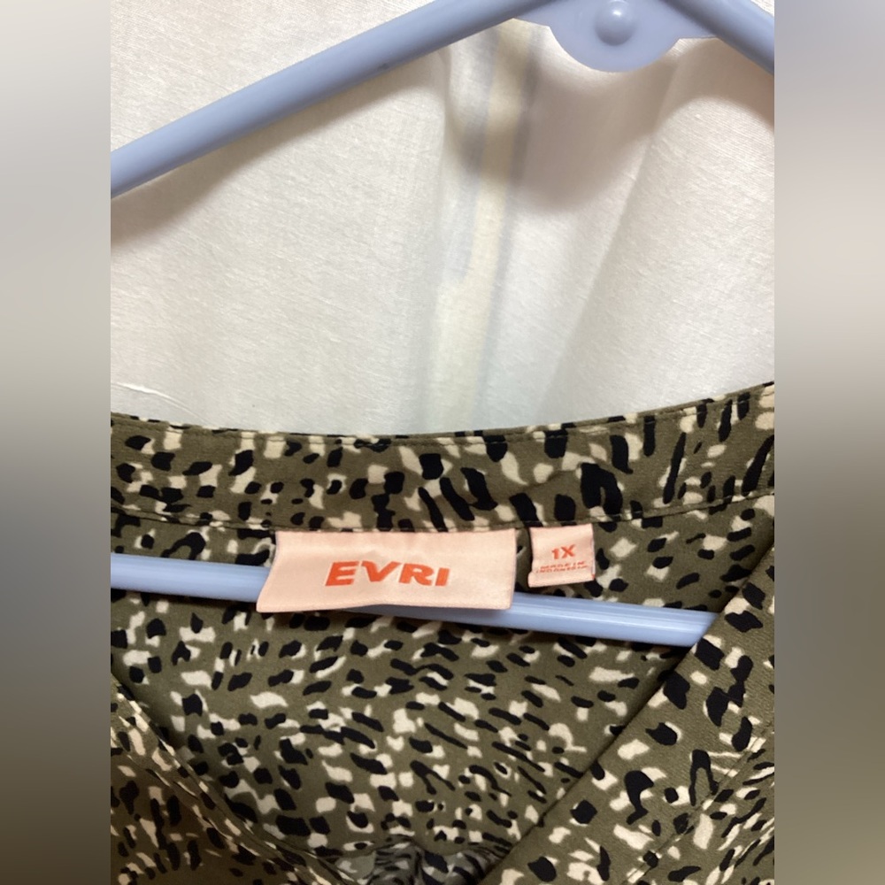 EVRI Black and White Sleeveless Blouse - Picture 2 of 4